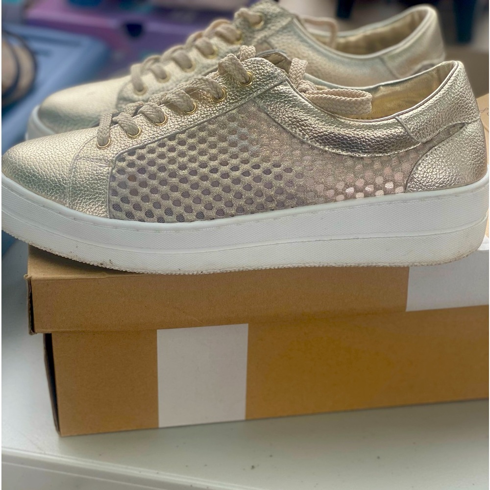 Ladies casual sneakers (wide width)